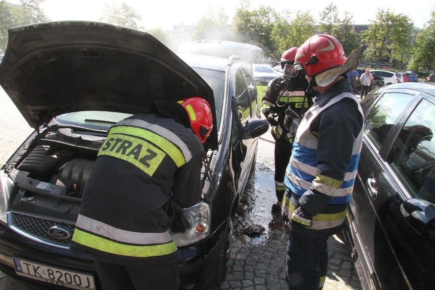 Pożar auta pod budynkiem Urzędu Wojewódzkiego w Kielcach