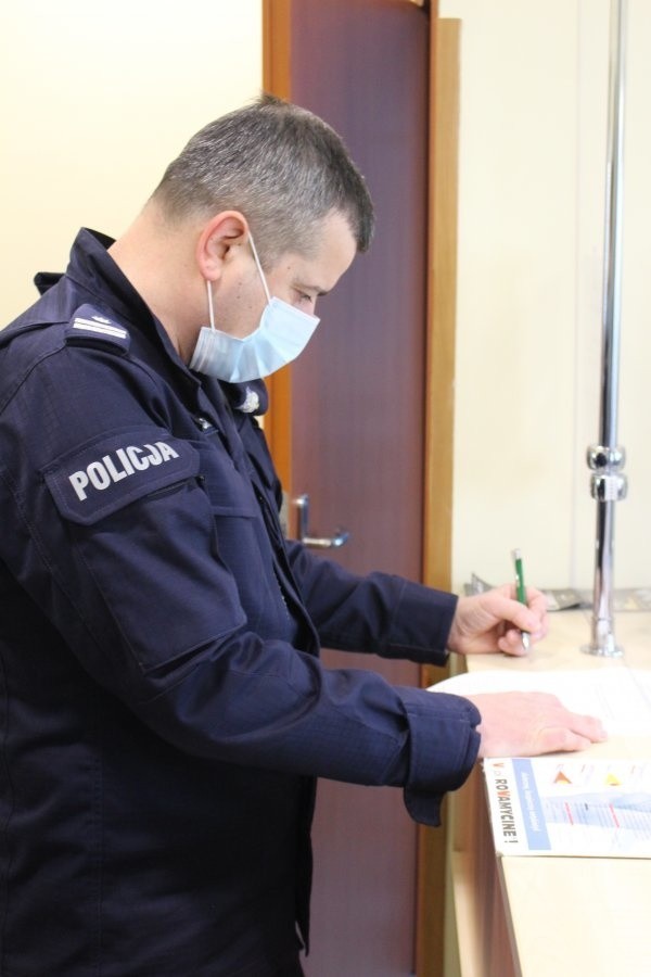 Ruszyło szczepienie służb mundurowych w Tarnobrzegu. Na pierwszy ogień poszedł komendant policji (ZDJĘCIA)