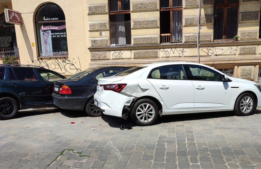 Ktoś uszkodził trzy samochody w centrum Wrocławia