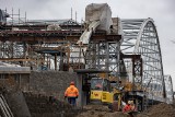 Trwają intensywne prace przy budowie trzeciego mostu kolejowego nad Wisłą w Krakowie. Obiekt będzie gotowy w połowie roku