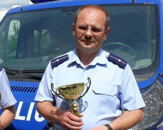 Bogdan Krysa jako policjant z pucharem ratownika drogowego.