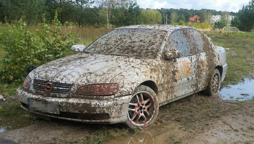 Porzucony opel od dłuższego czasu stoi w okolicach ul. Nike....