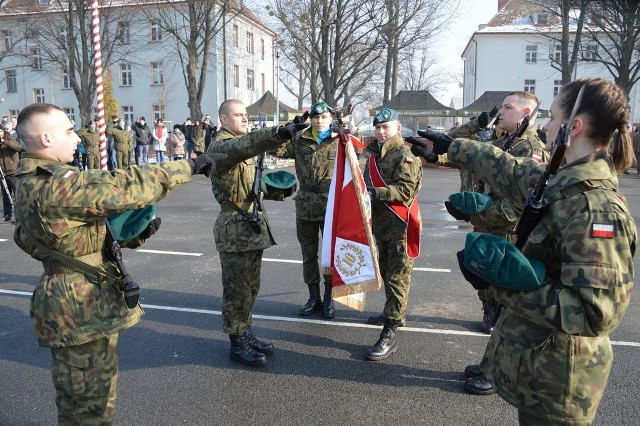 Przysięga elewów służby przygotowawczej w 10. Brygadzie Logistycznej w Opolu.