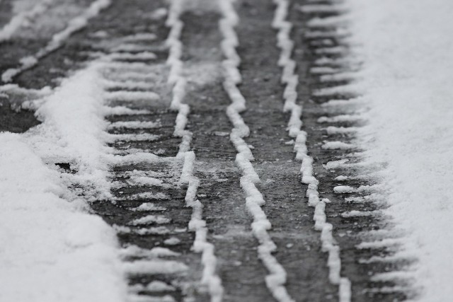W piątek, 15 stycznia, warunki pogodowe nie sprzyjały bezpiecznej jeździe kierowców na poznańskich drogach. Liczne stłuczki chociaż i kończyły się najczęściej spisywaniem oświadczeń, to doszło też do kilku kolizji, które nie obeszły się bez udziału policji.