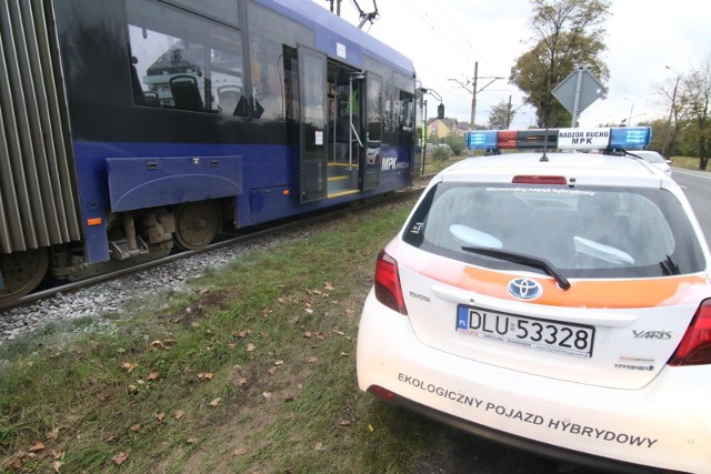 Na ul. Kosmonautów zderzył się tramwaj z autem osobowym