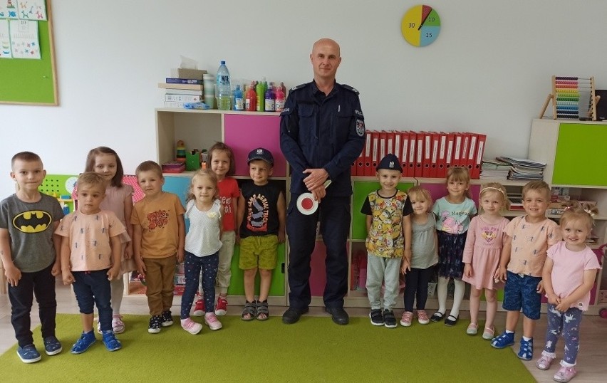 Gościem przedszkolaków był policjant z komendy w Szydłowcu.