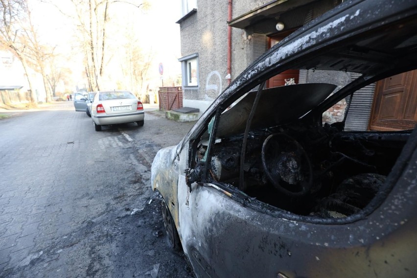 Podpalenia samochodów w Zabrzu - policja szuka świadków...