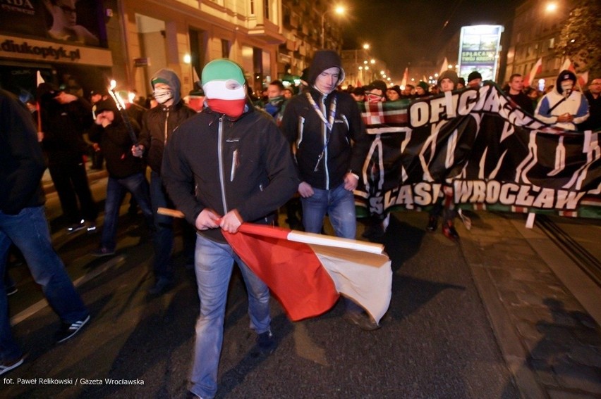 Marsz Patriotów przeszedł przez Wrocław. Petardy i antykomunistyczne hasła (ZDJĘCIA)