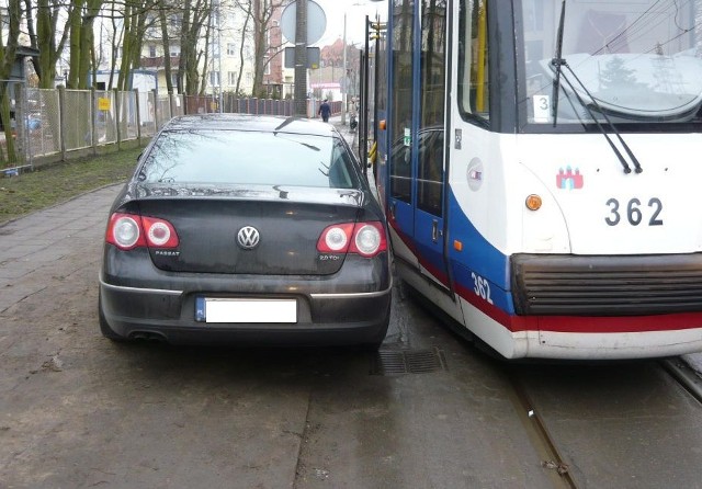 Na chodniku, w bramie, na torach... nie przejdziesz i nie przejedziesz - tu parkuje mistrz! Bydgoscy strażnicy miejscy często wzywani są do nieprawidłowo zaparkowanych pojazdów. Pomysłowość niektórych kierowców nawet ich potrafi zadziwić.  Oto "najciekawsze" pomysły mistrzów parkowania w Bydgoszczy. ➤ Zapraszamy do obejrzenia zdjęć na dalszych stronach.