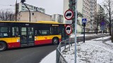 Absurd drogowy w Łodzi. Wykluczające się znaki na ulicy Tamka. Kierowcy autobusów MPK jeżdżą na zakazie ruchu, by podjechać na przystanek 