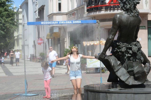 Od kilku dni w regionie mamy iście afrykański klimat. Temperatury w ciągu dnia spokojnie przekraczają 30 stopni Celsjusza. Macie dość upałów? Niestety nie mamy dobrych wieści. Temperatury będą rekordowo wysokie. Aktualne temperatury w Lubuskiem:Napoje podczas upałówWraz z upałami nasila się pragnienie, które jest oznaką, że mamy w organizmie za mało wody. Dlatego to ona właśnie jest idealna, aby je ugasić. Trudno o lepszy napój. Woda w znacznym stopniu uzupełnia niedobory rozpuszczonych w niej pierwiastków mineralnych m.in. wapnia, magnezu, potasu i sodu. Najlepiej w tym przypadku sprawdza się woda mineralna. Pogoda na czwartek, 2 sierpnia:Mleko, kefir a może maślanka?Słodkie mleko na przykład nie gasi pragnienia, co innego zsiadłe. Bakterie probiotyczne namnażają się na laktozie, która występuje w mleku, i powodują jego fermentację. W ten sposób powstają jogurt, kefir, maślanka. Zawierają sporo wody, dlatego można się nimi napić, ale można się też najeść. SokiSoki - tak, ale tylko pół na pół z wodą. Są wtedy mniej słodkie i mniej kaloryczne. Herbata na upałyHerbata jest napojem dobrze gaszącym pragnienie, ale tylko wtedy gdy jest zrobiona ze słabego naparu. W upalne dni możemy pić ją na zimno, ale podobno gorąca nadaje się lepiej aby ugasić pragnienie. Herbatę możemy wzbogacać różnymi dodatkami np. sokami, miodem, mlekiem, cukrem, cytryną.Co i ile pić, aby zaspokoić pragnienie w trakcie upałów?Źródło: Agencja TVNW środę, 1 sierpnia termometry w cieniu pokażą nawet 35 stopni i ma to być najbardziej upalny dzień tego lata. Miejscami prognozuje się wystąpienie przelotnych opadów i burz. W kolejnych dniach temperatury owszem stopniowo będą się obniżać, ale nie będzie to skok odczuwalny, dlatego musimy być gotowi na zostające z nami klimaty afrykańskie. Warto dodać, że tego typu pogoda często idzie w parze z burzami, którym towarzyszyć będzie porywisty wiatr. Upały nie odpuszczają:- Od piątku temperatura zacznie się obniżać. To nie będzie skok, to nie będzie wyraźne ochłodzenie. To po prostu będzie takie odejmowanie jednego-dwóch stopni. W następnych dniach też będziemy stopniowo o dwa, o jeden stopień dziennie sobie odejmować. I myślę, że w niedzielę będziemy oddychać zupełnie innym powietrzem - mówił prezenter TVN Meteo Tomasz Wasilewski.Ostrzeżenie przed upałami w LubuskiemInstytut  Meteorologii i Gospodarki Wodnej wydał dla województwa lubuskiego ostrzeżenie drugiego stopnia w trzystopniowej skali: Przewiduje się wystąpienie niebezpiecznych zjawisk meteorologicznych powodujących duże straty materialne oraz zagrożenie zdrowia i życia. Niebezpieczne zjawiska lub skutki ich wystąpienia w silnym stopniu ograniczają prowadzenie działalności. Spodziewaj się zakłóceń w codziennym funkcjonowaniu. Zalecana duża ostrożność, potrzeba śledzenia komunikatów i rozwoju sytuacji pogodowej. Przestrzegaj wszystkich zaleceń wydanych przez służby ratownicze w sytuacji zagrożenia.Czy w regionie lubuskim również możemy liczyć na opady? Jakie będą temperatury w najbliższych dniach? Niestety nie mamy dobrych wieści. Zobaczcie mapy pogodowe na kolejnych slajdach. POLECAMY RÓWNIEŻ PAŃSTWA UWADZE:Uwaga na groźną pogodę! Jest ostrzeżenie meteo