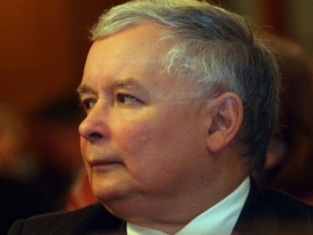 "Premier Kaczyński" to najnowsze bannery PiS, które mają przekonać polaków, by stawiali na to ugrupowanie. W kampanii wyborczej, bilbordy będą zakazane. Zanim jednak oficjalnie się ona rozpocznie, partie mogą stosować takie sztuczki