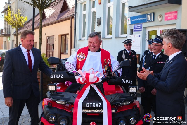 Ksiądz Leszek Sikorski dokonał poświęcenia nowego quada zakupionego w ramach realizacji wygranego projektu Budżetu Obywatelskiego Miasta Bodzentyn na 2022 rok. Burmistrz Bodzentyna Dariusz Skiba oraz senator Krzysztof Słoń nie kryli zadowolenia z tego, że pojazd niebawem będzie służył mieszkańcom.