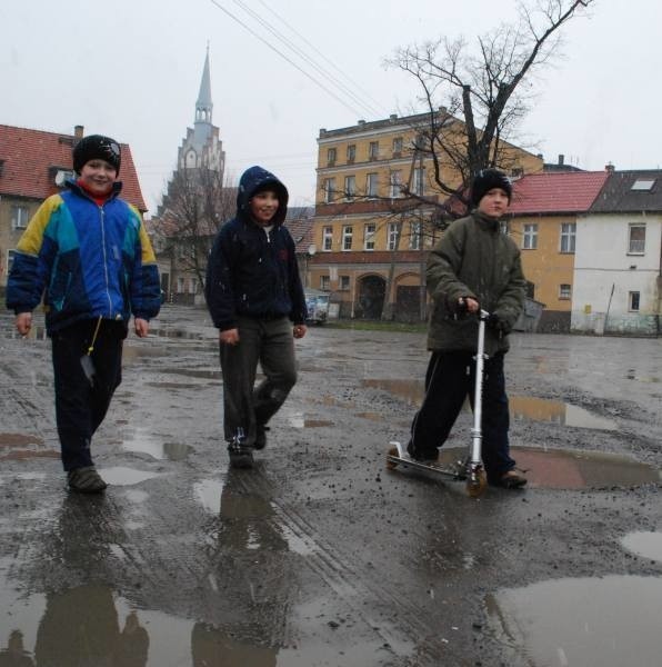 Plac przy ul. Drzymały to dziś dziurawe klepisko. W przyszłości planowany jest tu zielony skwer.