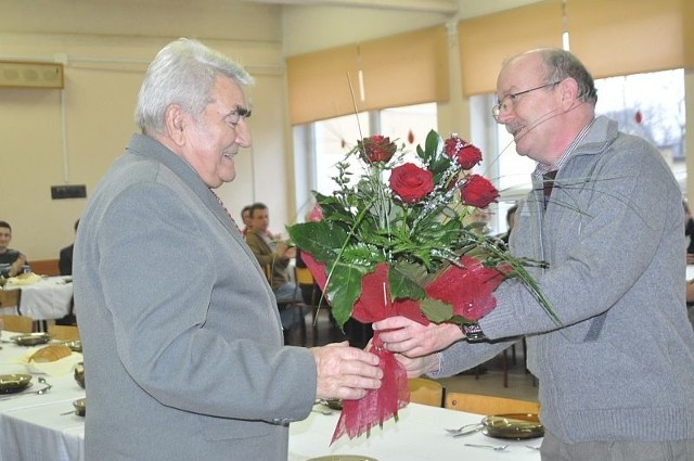 Doktor Jarosław Chmielnicki (z prawej) dziękował prezesowi rady rejonowej HDK PCK Edwardowi Kacperczykowi