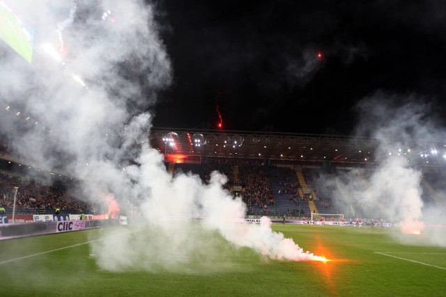 Kibice Wisły wystrzelili race spod stadionu