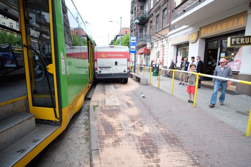 Plac Bernardyński: Zderzenie tramwaju z ciężarówką. Są ranni