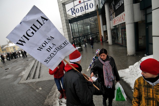 W grudniu 2010 roku pracownicy marketów domagali się zmniejszenia liczby godzin pracy w Wigilię.