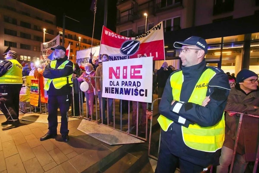 Marsz narodowców we Wrocławiu rozwiązany. Są ranni, wśród nich policjant. Dutkiewicz: Brak wsparcia policji. Ta odpowiada: Był pan tam?