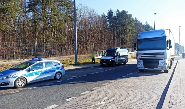 W poniedziałek (14 lutego), na autostradzie A2 w Żdżarach, funkcjonariusze ITD z Konina zwrócili uwagę na ukraińską ciężarówkę z naczepą. Kierowcy zestawu udało się przejechać przez bramki poboru opłat dopiero po kilku próbach.