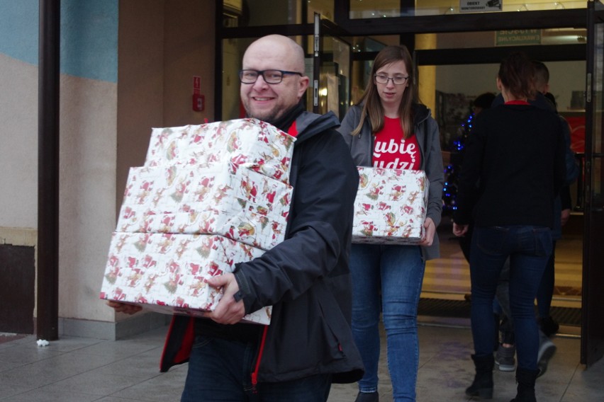 Wolontariusze Szlachetnej Paczki podczas ubiegłorocznego...