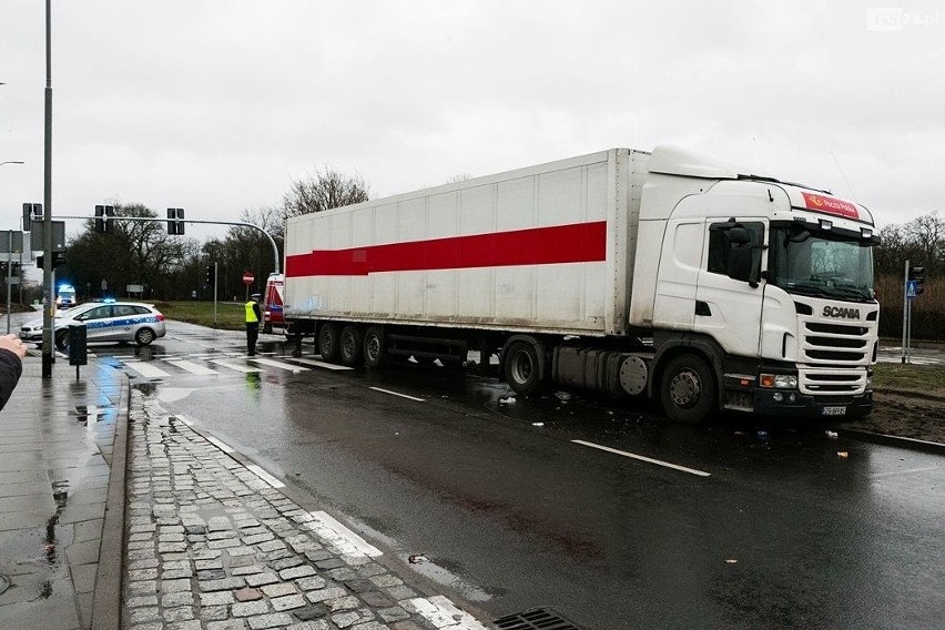 Wypadek na ul. 26 kwietnia. Ciężarówka potrąciła pieszą. Kobieta zmarła w szpitalu [ZDJĘCIA]