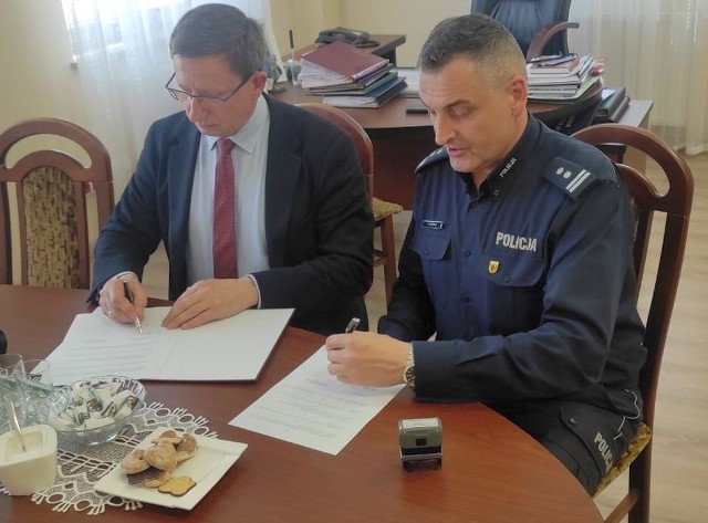 Komendant Powiatowy inowrocławskiej policji oraz burmistrz Kruszwicy podpisali porozumienie w sprawie dodatkowych patroli.