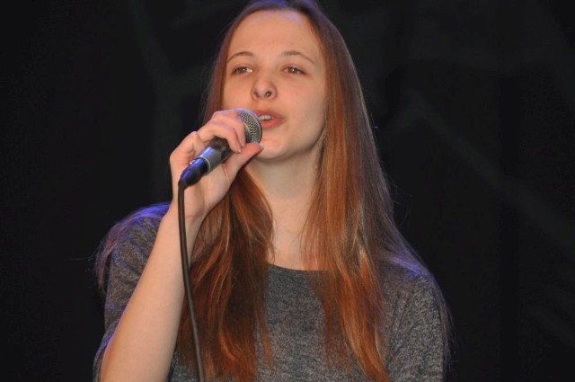 Jedną z młodych wokalistek jest Katarzyna Cichocka z delikatnym, ciepłym i nastrojowym glosem