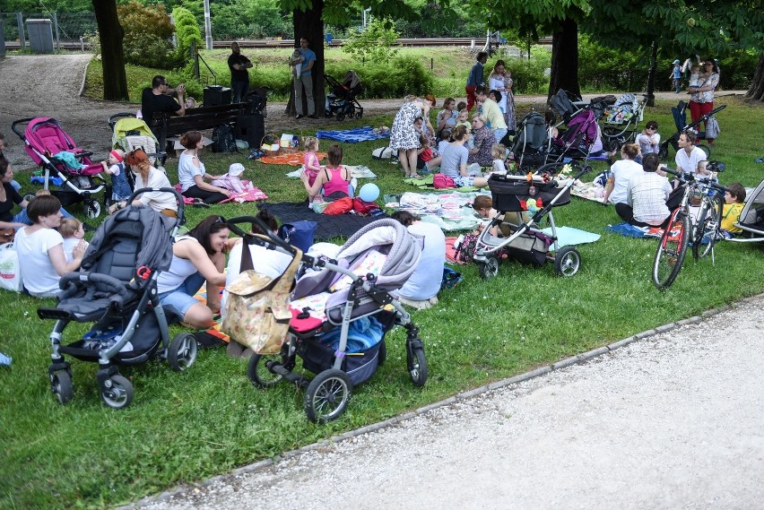 Karmiące Cyce na Ulicę: Młode mamy spotkały się w parku...