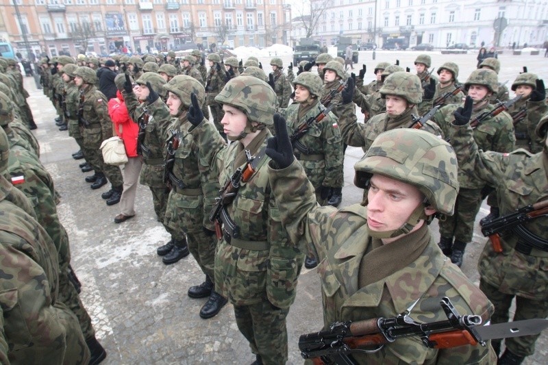 Przysięga żołnierska na Placu Wolności w Kielcach