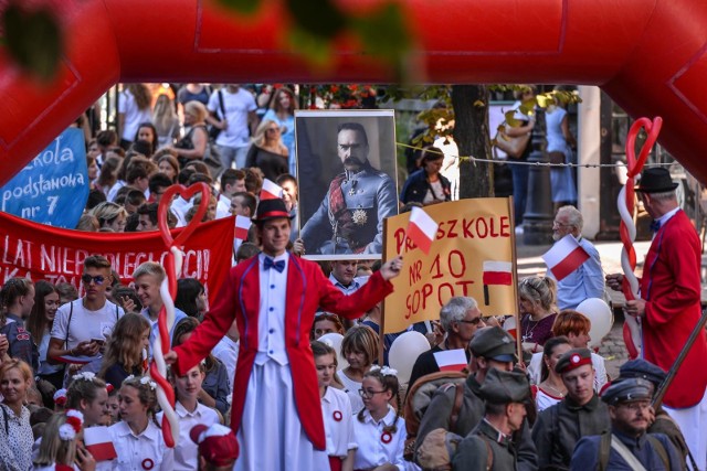 Sopot. Parada niepodległościowa na rozpoczęcie roku szkolnego 2018/2019