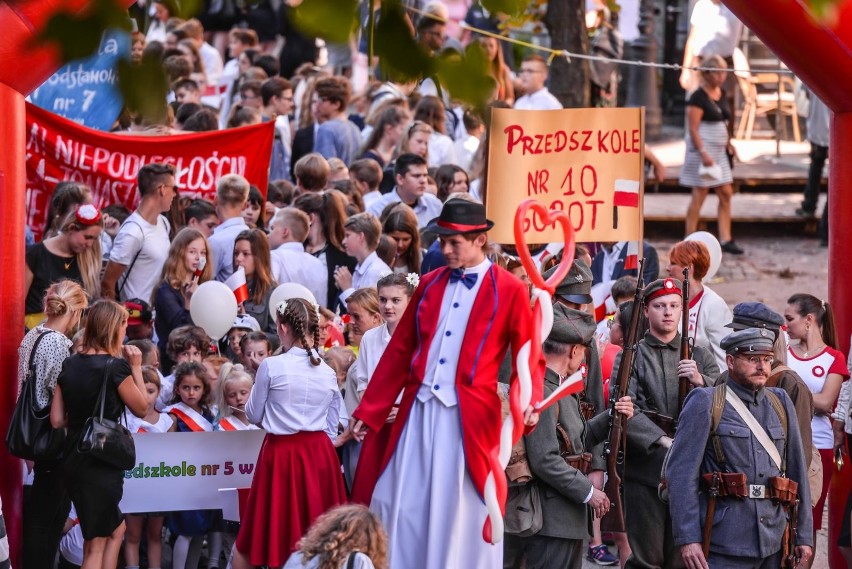 Sopot. Parada niepodległościowa na rozpoczęcie roku...