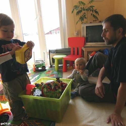 Michał Zakrzewski ze swoimi synkami, 2,5-letnim Adasiem i rocznym Maksymilianem.