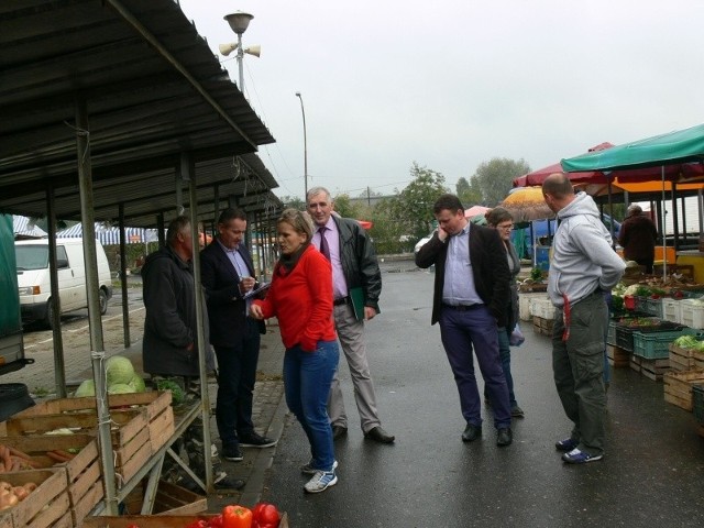 Kupcy z tarnobrzeskiego targowiska bardzo chętnie dzielili się z radnymi swoimi uwagami na temat zmodernizowanego placu targowego.