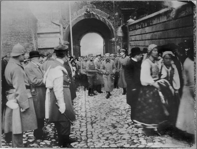 Józef Piłsudski w drodze na Wawel - jedno ze zdjęć, które zobaczymy na plenerowej wystawie