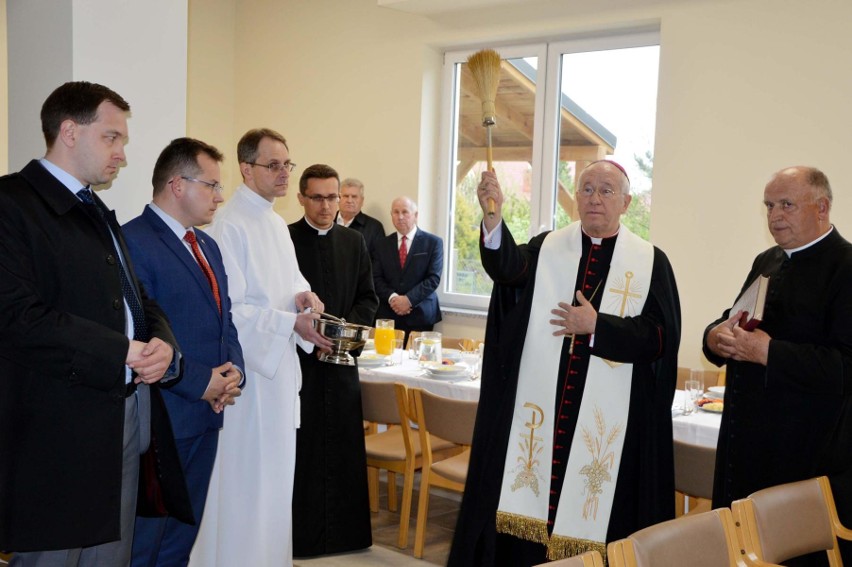 Nowy ośrodek poświęcił ksiądz biskup Andrzej F. Dziuba,...
