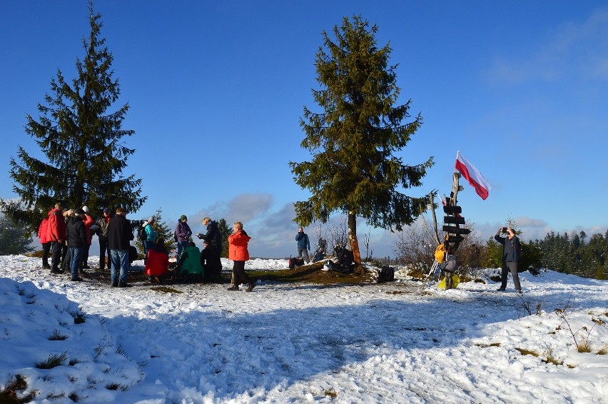 11 listopada na Potrójnej w Beskidzie Małym. Wspólne śpiewanie, ognisko z kiełbaskami i walki na śnieżki