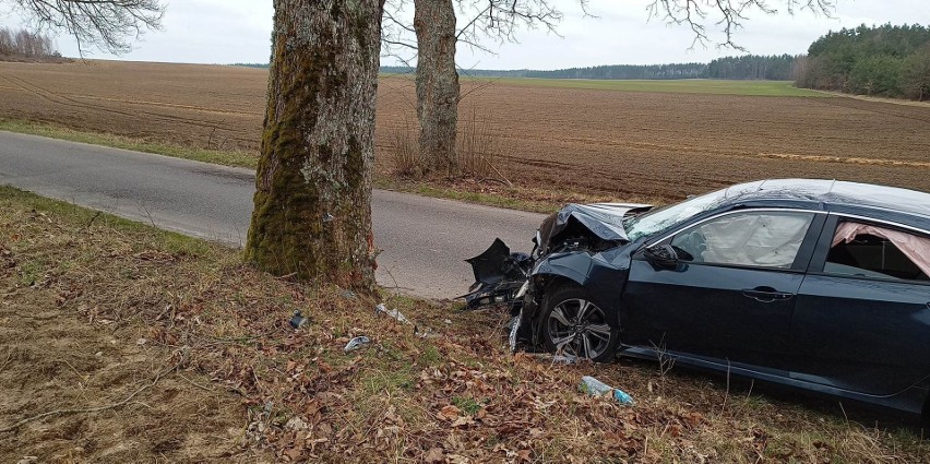 Groźny wypadek w gminie Damnica. Osobówka uderzyła w drzewo