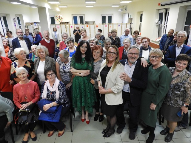 Uczestnicy spotkania z okazji Dnia Seniora w Łącznej w towarzystwie artystki Anny Żebrowskiej.