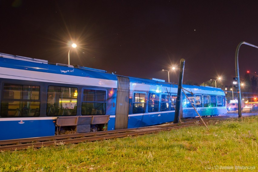 Źródło zdjęć: Poważne wykolejenie na alei Pokoju;nf