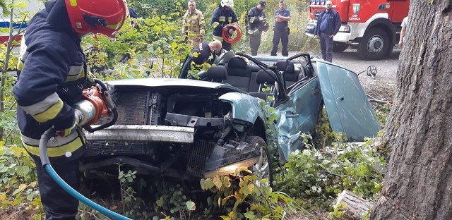 Do wypadku doszło w czwartek, 12 września, w rejonie ul. Leśnej w Łęknicy. Na drodze gruntowej kierujący volkswagenem passatem wpadł w poślizg i dachem uderzył w drzewo.Na miejsce wypadku przyjechały służby ratunkowe. Wylądował również śmigłowiec lotniczego pogotowia ratunkowego. Dojechały jednostki OSP Łęknica i Trzebiel oraz zawodowa straż pożarna z Żar. Strażacy musieli rozcinać samochód sprzętem hydraulicznym.Czytaj również: Poważny wypadek. Piesza potrącona w Zielonej Górze Dwie osoby ranne Do szpitala śmigłowcem został zabrany 30-letni kierowca volkswagena. 26-letni pasażer do szpitala trafił karetką pogotowia ratunkowego. – Okoliczności zdarzenia są wyjaśniane przez policjantów – mówi dla poscigi.pl kom. Aneta Berestecka, rzeczniczka żarskiej policji.WIDEO: LUBUSKIE. Ucieczka motocyklisty, niebezpieczne manewry, zbyt ciężka noga. Drogówka ma pełne ręce pracy