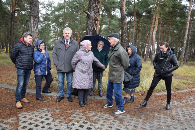 Codziennie słuchamy głosów mieszkańców Nowej Soli, którzy skarżą się na różne miejsca w Nowej Soli, zachowania, sytuacje. Każdą sprawę kierujemy do odpowiednich służb, żeby rozwiązać problem lub otrzymać wyjaśnienie. Na zdjęciu mieszkańcy okolic lasku przy ul. Mickiewicza, który stanęli w obronie swojego zielonego azylu.POLECAMY PAŃSTWA UWADZE: 