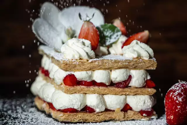 Millefeuille z kremem i truskawkami.