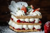 Obłędny deser z ciasta francuskiego: millefeuille z kremem mascarpone i  truskawkami [PRZEPIS]