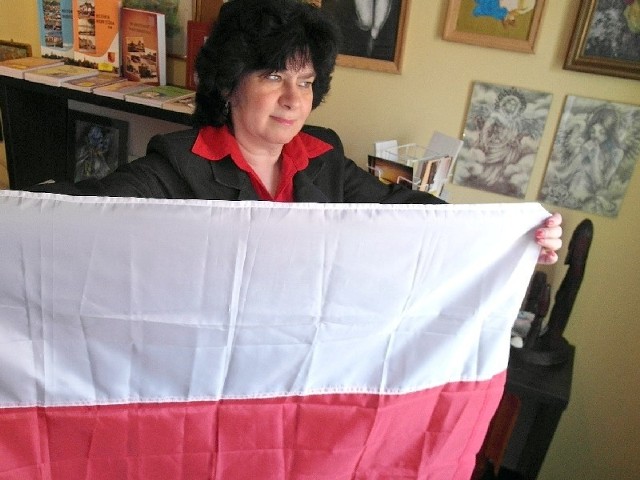 -  Jeśli ktoś nie ma jeszcze flagi, zapraszam do naszego punktu, który będzie czynny także 2 maja - zachęca Elżbieta Przybylińska z Miejskiego Punktu Informacji. Biało-czerwone kosztują tutaj po 13,50 zł za sztukę.