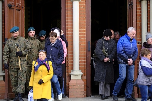 W piątek po południu (12 kwietnia) ulicami Torunia przeszła procesja Drogi Krzyżowej. Trasa rozpoczęła się przy kościele garnizonowym, a zakończyła w katedrze Świętych Janów. Przygotowano także dwie ekstremalne Drogi Krzyżowe. Pierwsza - dla rodzin - rozpoczęła się dziś o godz. 18.00 mszą świętą w kaplicy na tzw. osiedlu Jar. Trasę przewidziano na 20 kilometrów. Natomiast uczestniczy Toruńskiej Ekstremalnej Drogi Krzyżowej będą mieli do pokonania 40 kilometrów. Tę Drogę Krzyżową poprzedzi nabożeństwo w kościele pw. św. Antoniego na Wrzosach (12 kwietnia o godz. 21).