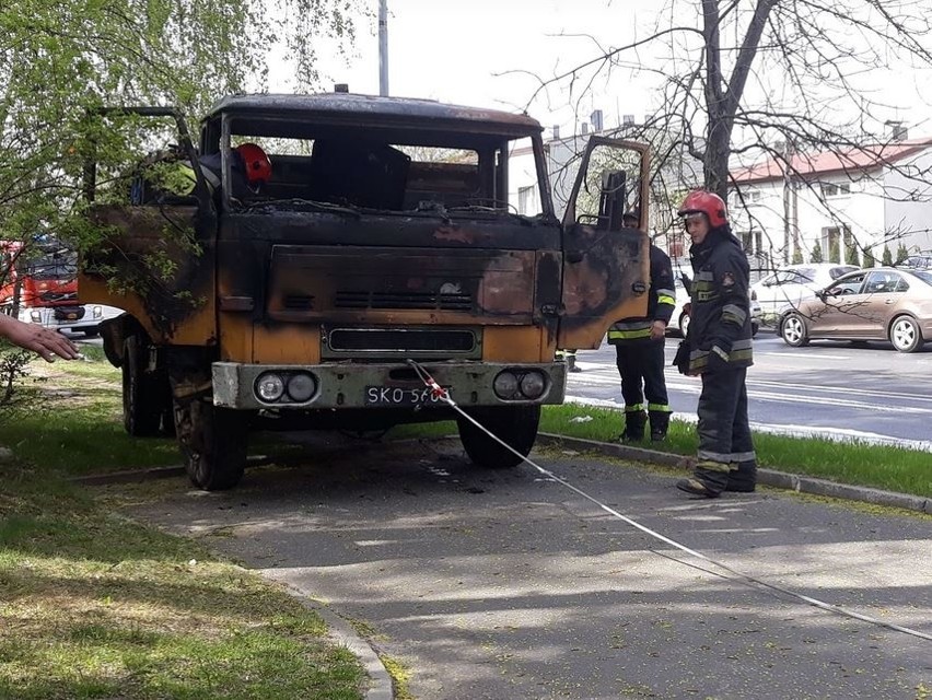 Pożar ciężarówki na ul. Brzezińskiej. Ogień próbował gasić kierowca ZDJĘCIA 