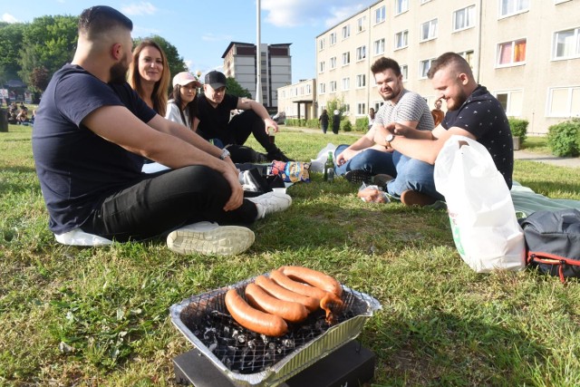 Zgodnie z przepisami, na terenach leśnych, śródleśnych oraz w odległości 100 metrów od granicy lasu nie można rozpalać ogniska, chyba że w specjalnie wyznaczonym do tego miejscu. Za rozpalenie ogniska lub grilla w niedozwolonym miejscu w lesie można zapłacić karę od 20 złotych nawet do 5 tysięcy złotych.Na zewnątrz, czyli na podwórku, na tarasie, w ogrodzie i na ogródku działkowym można legalnie rozpalić grilla. Należy jednak pamiętać o bezpieczeństwie.