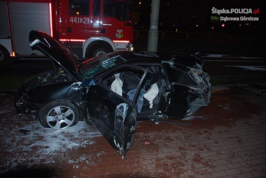Wypadek w Dąbrowie Górniczej. Audi wjechało w budynek. 23-latka w ciężkim stanie