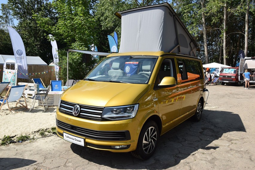 Volkswagen California zbudowany na bazie Transportera T6....